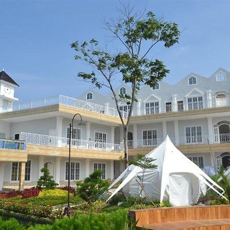 Chevilly Resort And Camp Bogor Bagian luar foto
