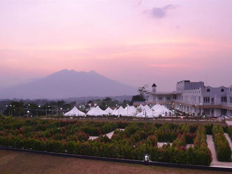 Chevilly Resort And Camp Bogor Bagian luar foto
